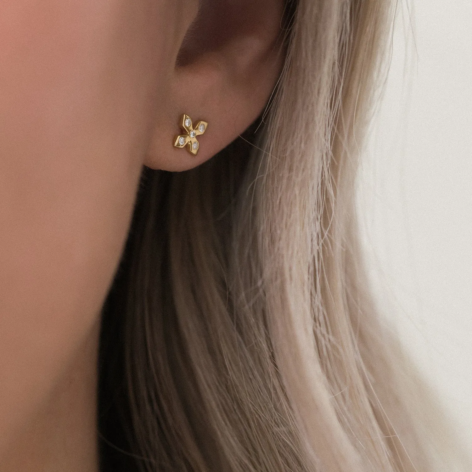 Lirio Studs | Gold